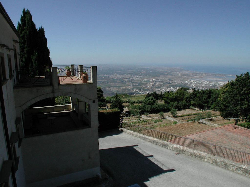 Eremo Hotel Casa Del Sorriso เอริเช ภายนอก รูปภาพ